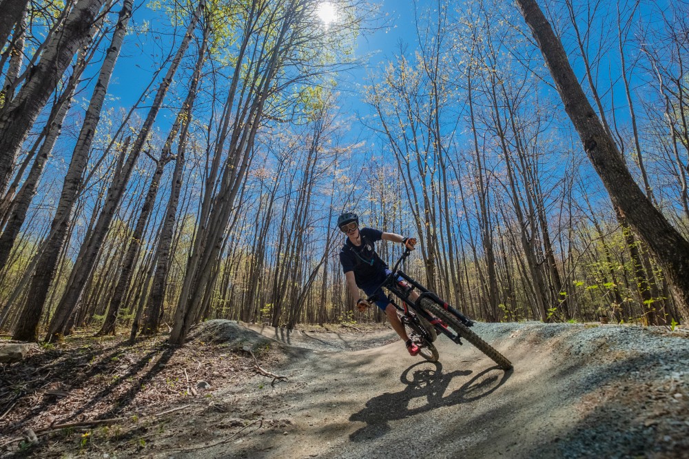 Le parc du Mont-Bellevue compte plusieurs kilom&egrave;tres de sentiers permettant la pratique d&rsquo;une vari&eacute;t&eacute; d&rsquo;activit&eacute;s&nbsp;: course, marche, raquette, ski alpin, ski de fond, v&eacute;lo de montagne, etc.