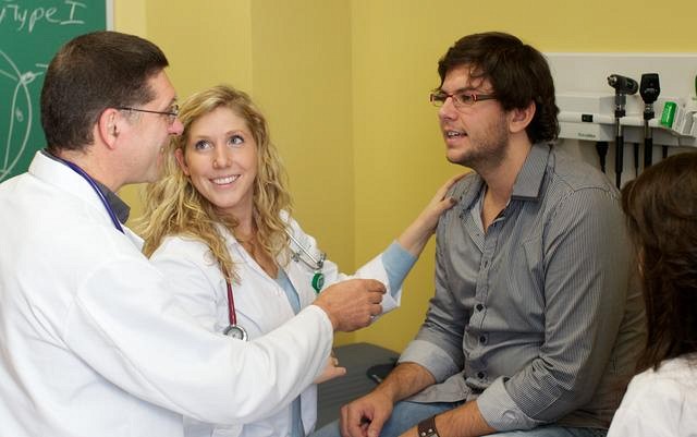 Une &eacute;tudiante exerce ses habilet&eacute;s cliniques.