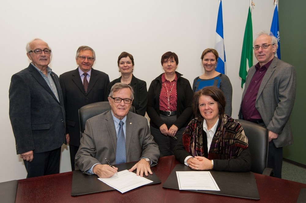 &Agrave; l'avant de gauche &agrave; droite : Andr&eacute; Petit, pr&eacute;sident de l'APPRUS, Pre&nbsp;Lucie Laflamme, vice-rectrice aux &eacute;tudes &agrave; l'UdeS&Agrave; l'arri&egrave;re de gauche &agrave; droite&nbsp;: G&eacute;rard Poulin, ex-administrateur de l'APPRUS en charge des archives, Jean-Paul Gravel, registraire et &eacute;dimestre de l'APPRUS, Sylvie Belzile, directrice g&eacute;n&eacute;rale du Service des biblioth&egrave;ques et archives (SBA), Julie Fecteau, archiviste au SBA, France Paul, directrice de la section des archives du SBA, Andr&eacute; Tessier, historien