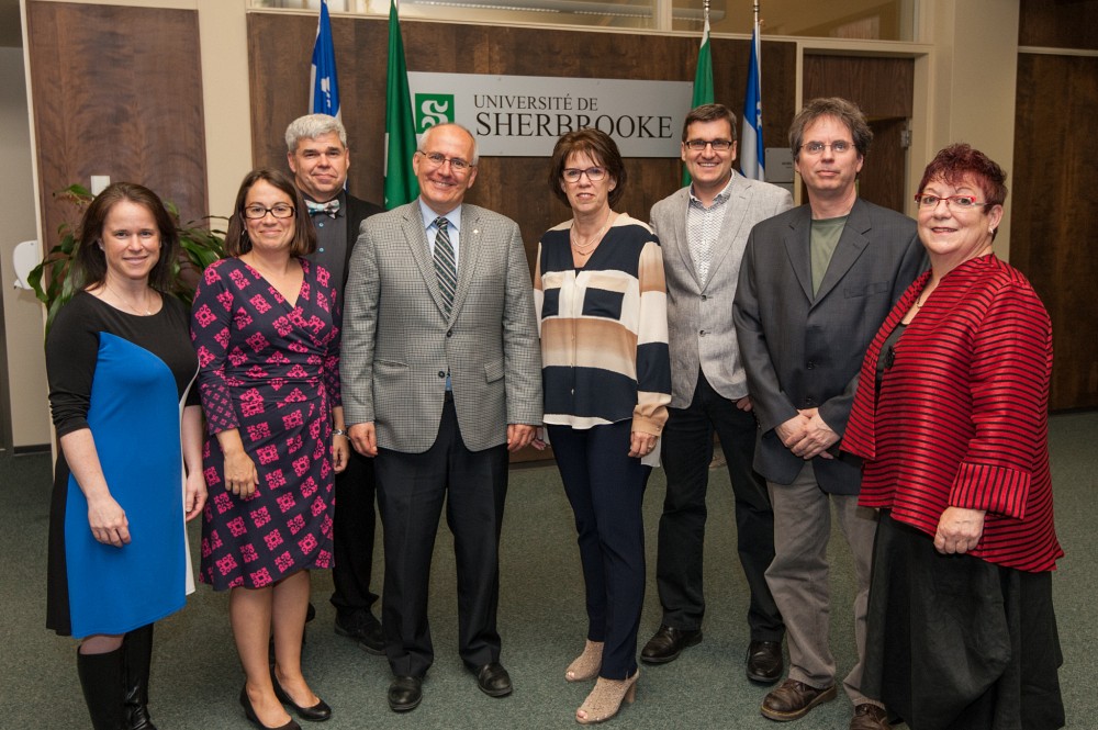 Les repr&eacute;sentants patronaux, Julie Labelle, Carolyne Raymond,&nbsp;Bernard Gaucher (porte-parole APAPUS et pr&eacute;sident de la FPPU), le recteur adjoint Martin Buteau et la rectrice Luce Samoisette ainsi que les repr&eacute;sentants l&rsquo;APAPUS, Robin Renaud, Christian Dumont et Jos&eacute;e Arpin ont pris part &agrave; la s&eacute;ance de signature le 26 mai 2017