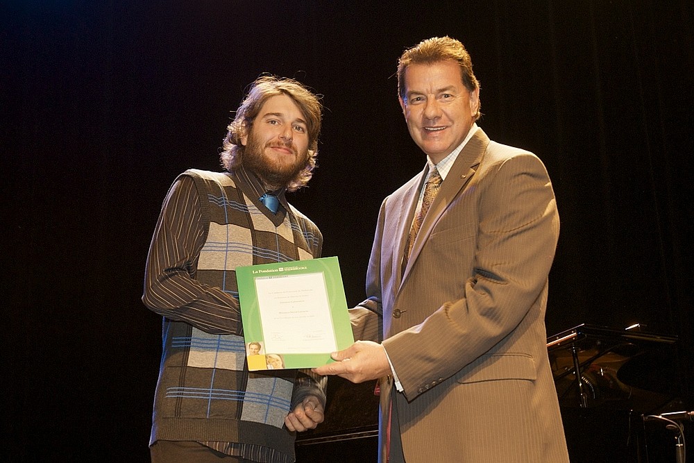 David Larouche a re&ccedil;u la bourse Christian-Carbonneau des mains du p&egrave;re de ce dernier, Martial Carbonneau.