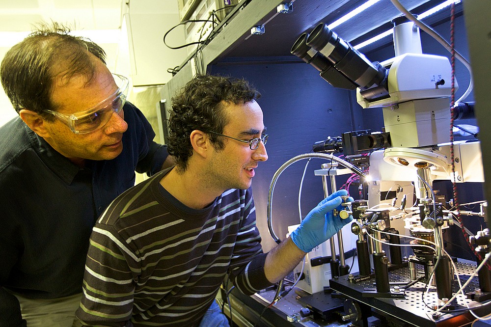 Le professeur Paul Charette, du D&eacute;partement de g&eacute;nie &eacute;lectrique et de g&eacute;nie informatique (&agrave; gauche).