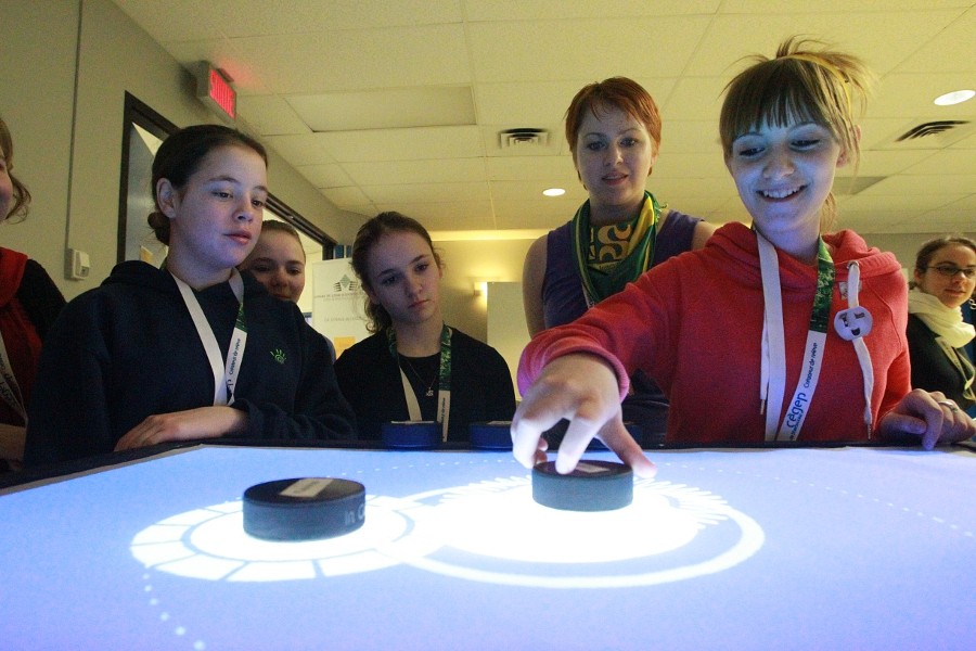 Des participantes manipulent une table de mixage audio num&eacute;rique des departements de math&eacute;matiques et d'informatique de l&rsquo;UdeS.