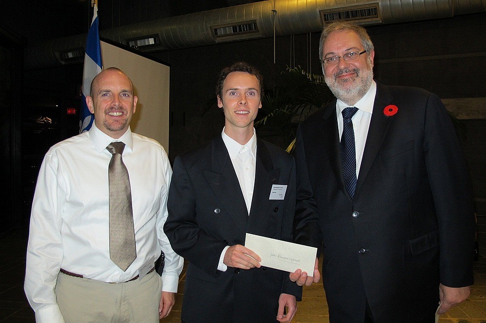 &Eacute;ric Giroux, pr&eacute;sident de l'AQEI; Jean-Fran&ccedil;ois Lafond, r&eacute;cipiendaire d'une bourse AQEI&nbsp;2011; Pierre Arcand, ministre du D&eacute;veloppement durable, de l'Environnement et des Parcs.