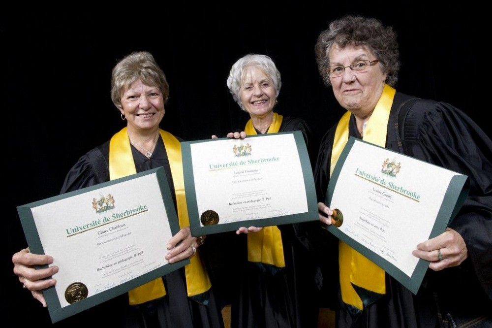 Trois fi&egrave;res dipl&ocirc;m&eacute;es de 1964 nous montrent leur nouveau dipl&ocirc;me : Claire Chalifoux, Louise Fontaine et Louise Gagn&eacute;.