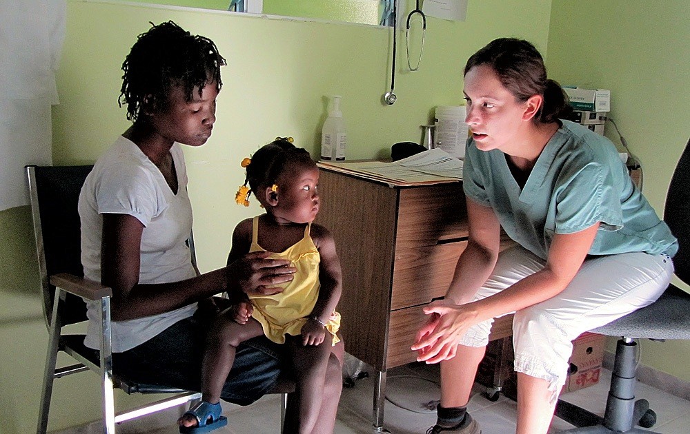 St&eacute;phanie Dicaire, M.D., stagiaire au programme de sant&eacute; internationale, faisant une consultation.