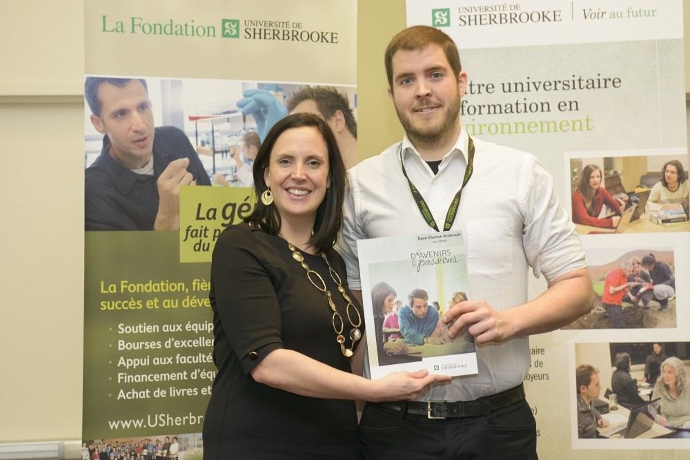 Bourse Gaz M&eacute;tro - Mme St&eacute;phanie Trudeau, vice-pr&eacute;sidente, D&eacute;veloppement durable, Affaires publiques et gouvernementales, Gaz M&eacute;tro et M. Dave Charron-Arsenault, r&eacute;cipiendaire.
