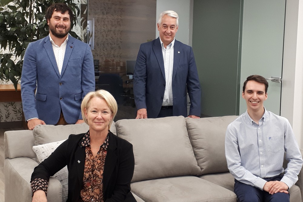 Nathalie Boisvert, pr&eacute;sidente-directrice g&eacute;n&eacute;rale adjointe au CIUSSS MCQ, Dr Antoine Dumas, m&eacute;decin r&eacute;sident au GMF-U de Drummondville, Dr Simon Coiteux, directeur m&eacute;dical du GMF-U de Drummondville, et professeur Dominique Dorion, doyen de la Facult&eacute; de m&eacute;decine et des sciences de la sant&eacute; de l&rsquo;Universit&eacute; de Sherbrooke et vice-pr&eacute;sident, volet acad&eacute;mique, du R&eacute;seau Universitaire Int&eacute;gr&eacute; de Sant&eacute; et Service Sociaux (RUISSS).&nbsp;(Photo : Fournie)