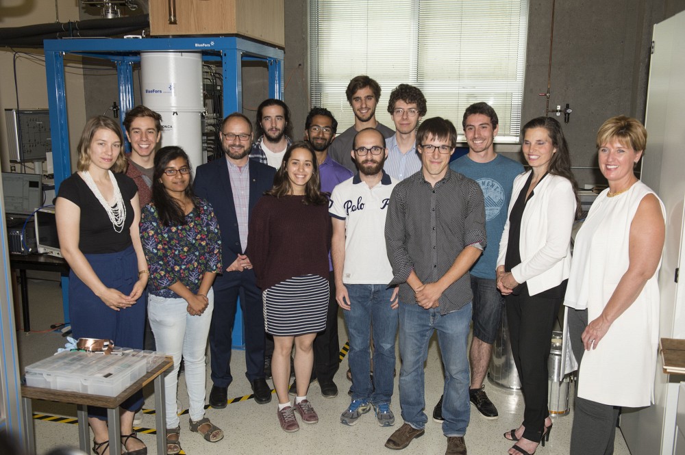 &Agrave; partir de la droite : Marie-Claude Bibeau, ministre du D&eacute;veloppement international de la Francophonie, et&nbsp;Kirsty&nbsp;Duncan, ministre des Sciences et ministre des Sports et des Personnes handicap&eacute;es. Elle sont en compagnie de chercheurs en physique.
