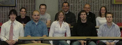 Huit étudiants ont été honorés pour la qualité de leur présentation lors d’un colloque tenu en mai au cours duquel les finissants du baccalauréat en éducation physique et sportive devaient présenter un projet réalisé lors de leur dernier stage en intervention. On aperçoit ici les lauréats : Louis-Charles Talbot, Kevin Lambert, Marie-Ève Turcotte, Marc-André Hotte, David Nadeau (première rangée), Marie-Pier Morin, Daniel Bélanger, accompagnés du doyen de la FEPS Paul Deshaies et du vice-recteur aux études et vice-recteur aux ressources informationnelles Martin Buteau, et Geneviève Desmarais.