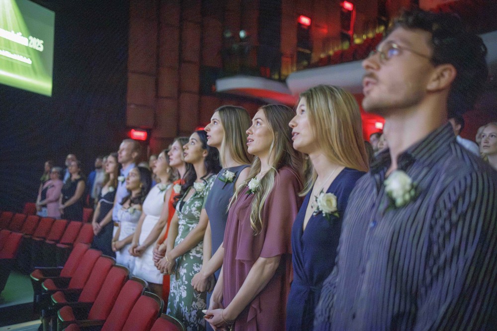 Les nouveaux m&eacute;decins prononcent leur serment professionnel.