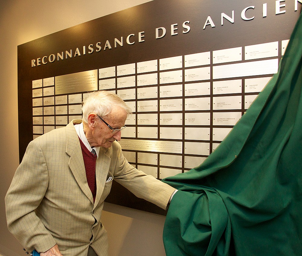 Le Dr G&eacute;rard L. Larouche d&eacute;voile le mur de reconnaissance des anciennes professeures et anciens professeurs de la Facult&eacute; de m&eacute;decine et des sciences de la sant&eacute;