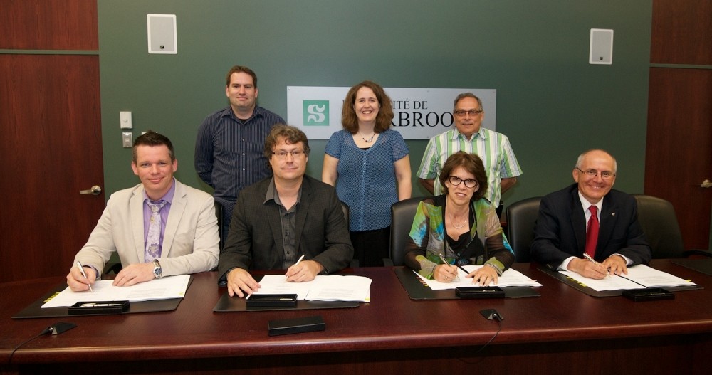 1re rang&eacute;e&nbsp;: M. Mario Lambert, vice-pr&eacute;sident &agrave; la convention du SCCCUS, M. Andr&eacute; Poulin, pr&eacute;sident du SCCCUS, Pre Luce Samoisette, rectrice, Pr Martin Buteau, recteur adjoint et vice-recteur aux ressources humaines et financi&egrave;res. 2e rang&eacute;e&nbsp;: M. David Mercier, conseiller syndical &agrave; la CSQ, Mme Julie Bonneau, charg&eacute;e de cours &agrave; forfait, M. Jean-Guy Baril, conseiller syndical &agrave; la CSQ.