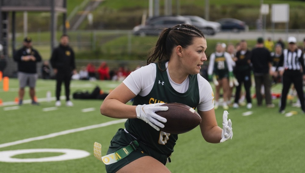 La receveuse &Eacute;lizabeth Tellier figure parmi les joueuses s'&eacute;tant d&eacute;marqu&eacute;es lors du tournoi &agrave; Sherbrooke la fin de semaine derni&egrave;re. L'&eacute;tudiante-athl&egrave;te en administration des affaires a r&eacute;ussi plusieurs attrap&eacute;s et touch&eacute;s importants lors des victoires du Vert & Or.