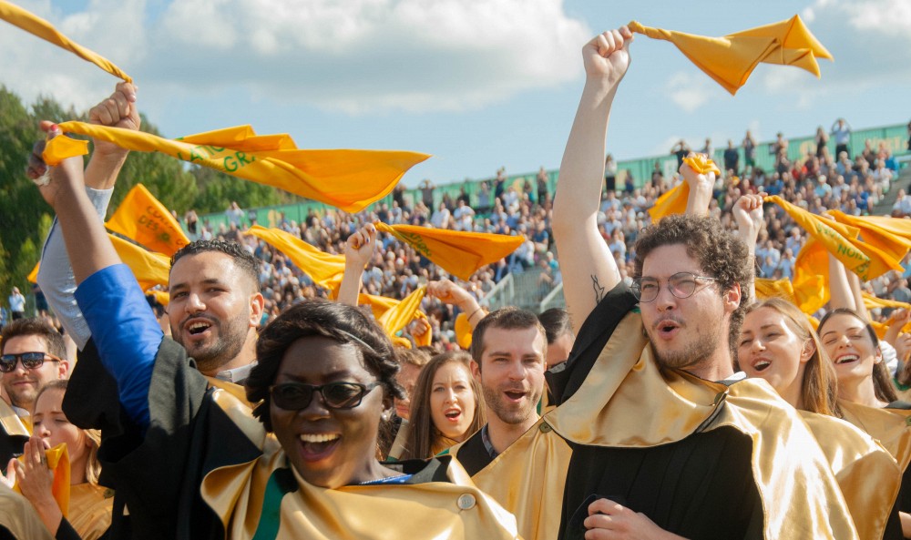 La journ&eacute;e radieuse a contribu&eacute; au succ&egrave;s de la collation des grades 2019, o&ugrave; les dipl&ocirc;m&eacute;s ont retourn&eacute; simultan&eacute;ment leurs capes autour d&rsquo;une &eacute;norme rose des vents.