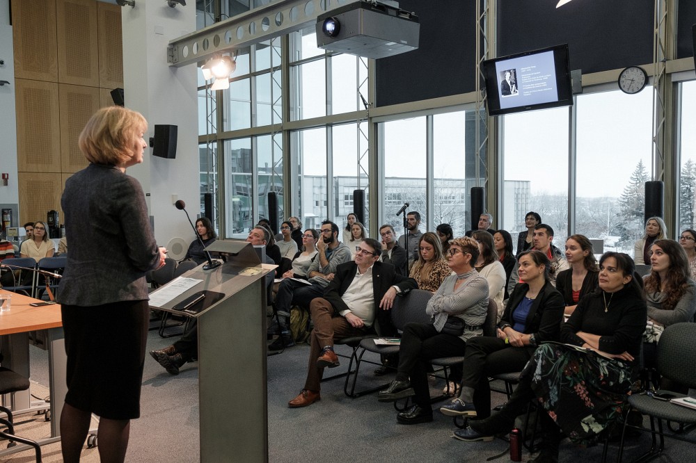 Pre Isabelle Kraus,&nbsp;Vice-pr&eacute;sidente d&eacute;l&eacute;gu&eacute;e &eacute;galit&eacute;-parit&eacute; de l'Universit&eacute; de Strasbourg, s'adresse aux participantes et participants.