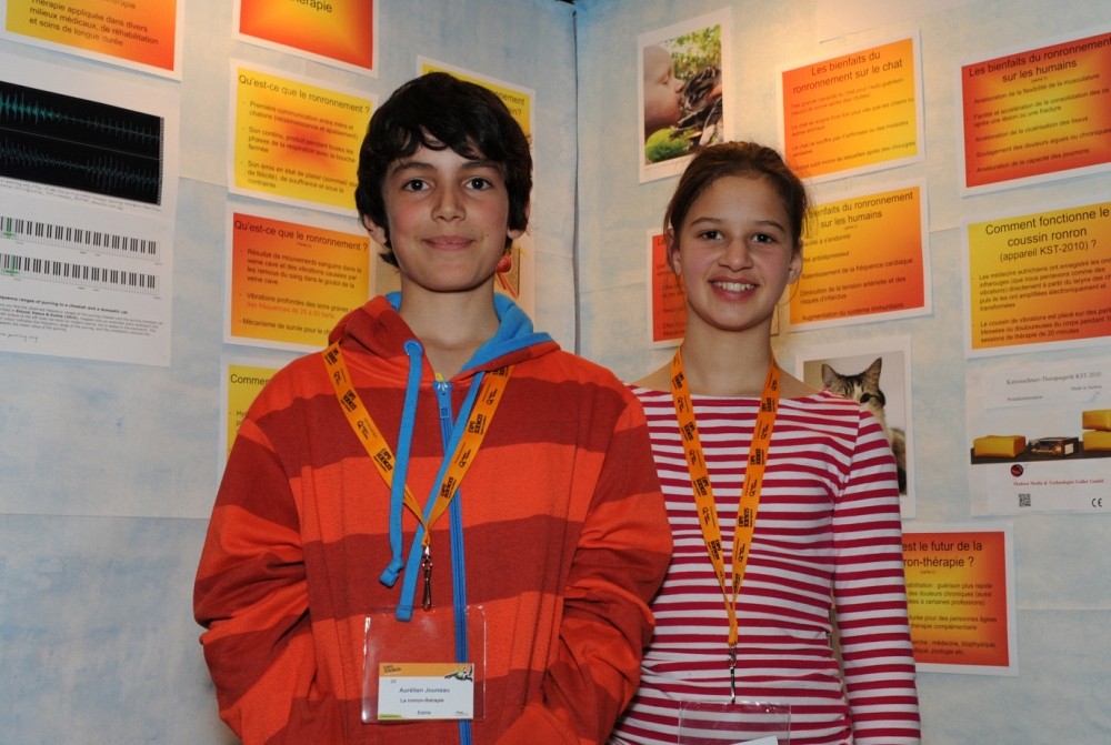 Deux exposants de la finale r&eacute;gionale de l'Expo-sciences Hydro-Qu&eacute;bec 2013, pr&ecirc;ts &agrave; accueillir les visiteurs.