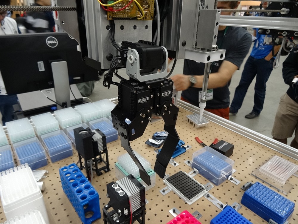 La plateforme robotique, BioBot (iGEM &agrave; Boston, 2015), con&ccedil;ue et fabriqu&eacute;e par une &eacute;quipe interdisciplinaire d'&eacute;tudiants de l'UdeS.