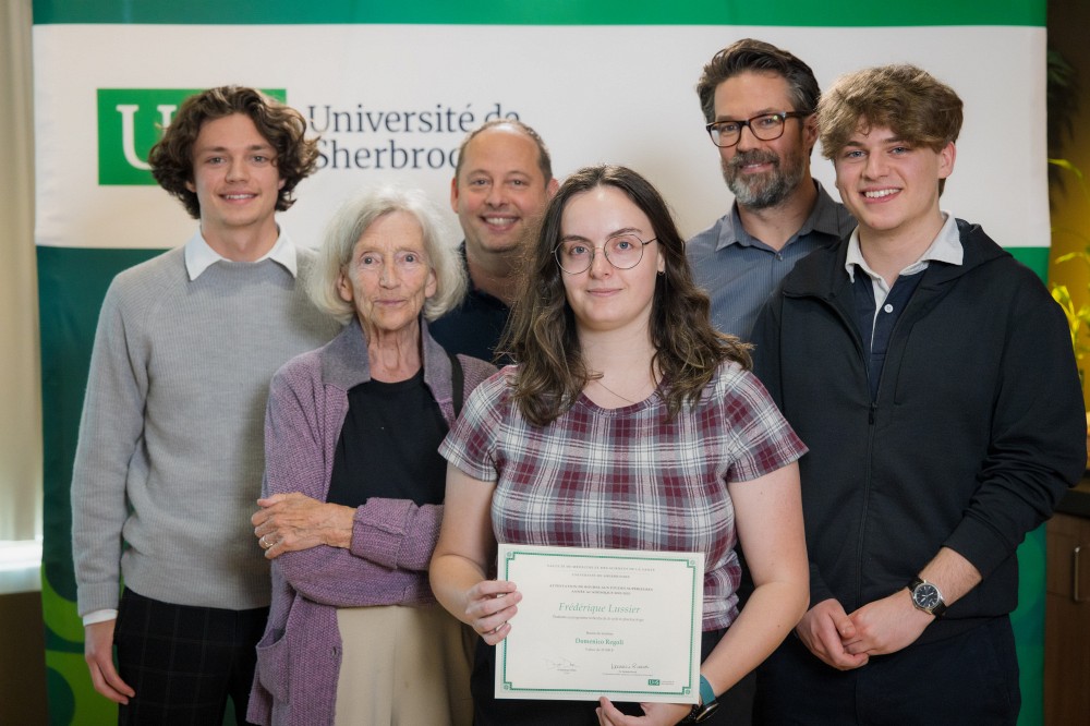 Fr&eacute;d&eacute;rique Lussier, b&eacute;n&eacute;ficiaire de la bourse Domenico Regoli, accompagn&eacute;e de son directeur de recherche, le Pr Philippe Sarret, et des membres de la famille Regoli.