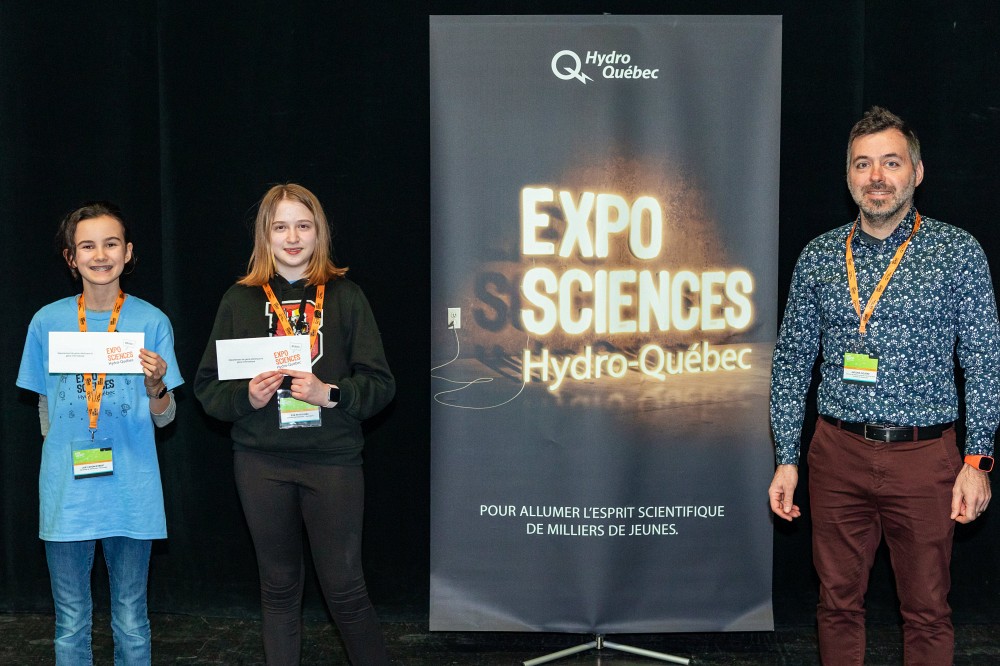 Antoine Gigu&egrave;re,&nbsp;directeur des affaires &eacute;tudiantes et secr&eacute;taire de facult&eacute;, remet un prix de 200 $ &agrave;&nbsp;&Egrave;ve Petitclerc et Zo&eacute; Caron-Robert du S&eacute;minaire de Sherbrooke pour leur projet&nbsp;Chialer pour charger.