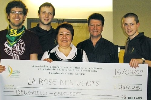 Sébastien Perreault, représentant de la 50e&nbsp;promotion, Denis Bellavance, président de l'AGEG, Martine Veilleux, directrice générale de La Rose des vents, Reynald Castonguay, ing., administrateur à la Rose des vents, et Alexandre Malo, vice-président aux affaires sociales de l'AGEG.