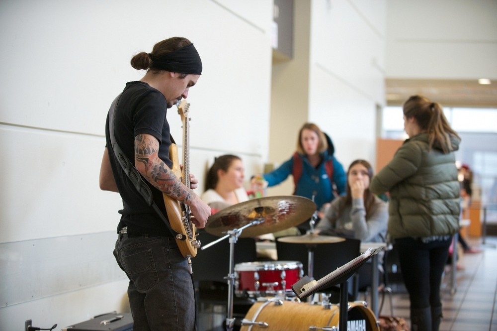 Les membres du Quintette Carl Lacroix ont agr&eacute;ment&eacute; l'heure du lunch des &eacute;tudiantes et &eacute;tudiants r&eacute;unis &agrave; la caf&eacute;t&eacute;ria du Pavillon multifonctionnel mardi midi.