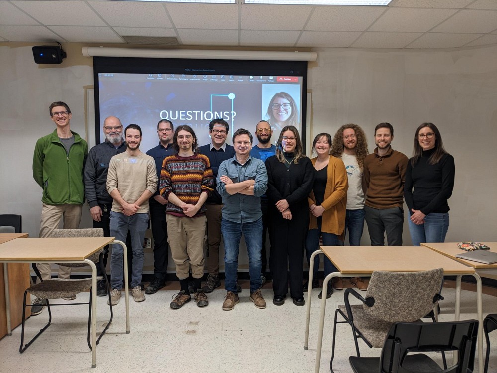 Des membres du R&eacute;seau des humanit&eacute;s num&eacute;riques en compagnies des personnes &eacute;tudiantes qui ont particip&eacute; &agrave; l'activit&eacute;.