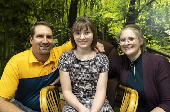 Julianne Laprise est accompagn&eacute;e de son p&egrave;re, Dany, et de sa m&egrave;re Guylaine. Leurs vies se sont grandement am&eacute;lior&eacute;es depuis la chirurgie.