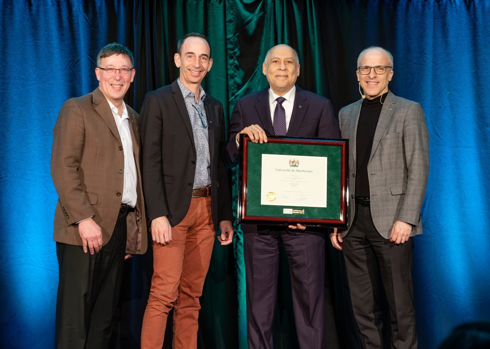 Le laur&eacute;at Patrick Paultre, accompagn&eacute; du vice-recteur &agrave; la recherche et aux &eacute;tudes sup&eacute;rieures, Jean-Pierre Perreault, du doyen de la Facult&eacute; de g&eacute;nie, Jean Proulx, et du recteur, Pierre Cossette.
