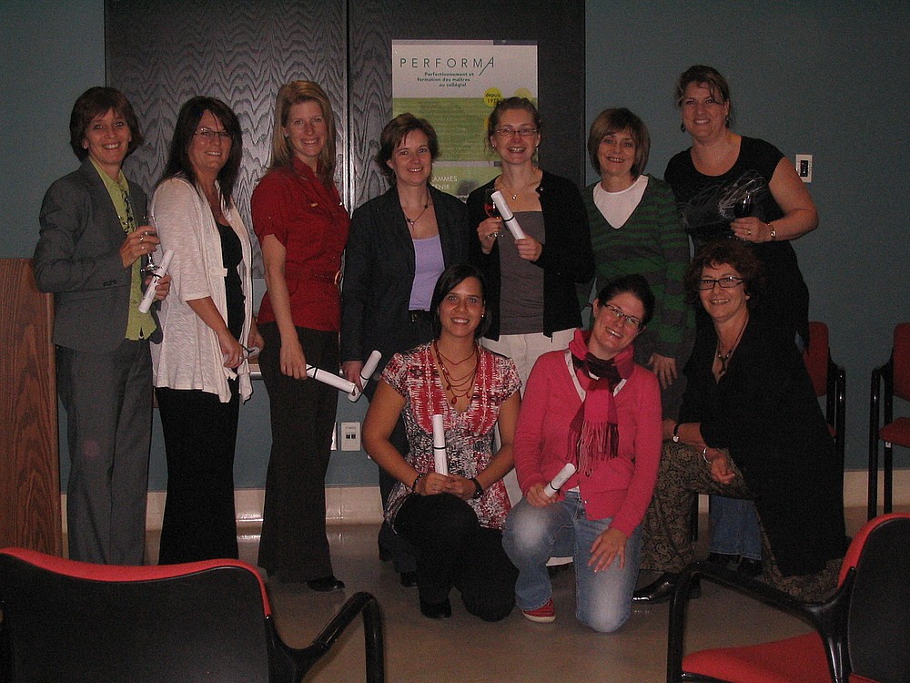 Les laur&eacute;ates du MIPEC (15 cr&eacute;dits) sont Maryse Boisvert, Catherine Boulanger, Isabelle Cl&eacute;ment, Sylvie Galarneau, Lise Joly et Ariane Luneau. Les laur&eacute;ates du DE (30 cr&eacute;dits) sont Catherine Boulanger, Sonia Brochu, Isabelle Cl&eacute;ment, &Eacute;liane Delisle et Annie Olivier. Les laur&eacute;ates PERFORMA. &Eacute;liane Delisle et Lise Joly n'apparaissent pas sur la photo