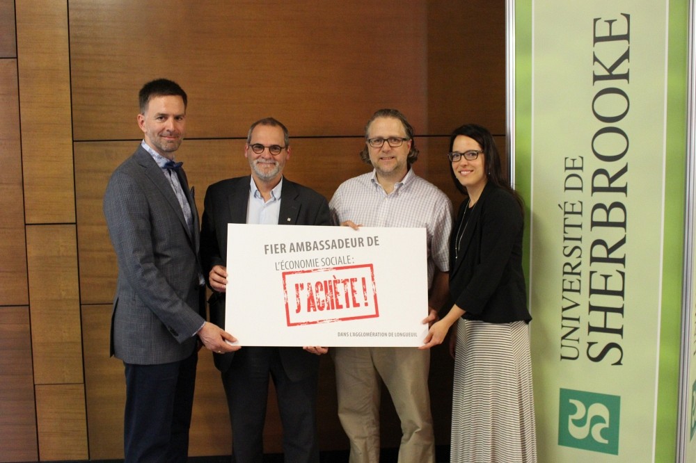 Me Martin Fortier, pr&eacute;sident par int&eacute;rim de DEL; Pr Alain Webster, vice-recteur au d&eacute;veloppement durable et vice-recteur au Campus de Longueuil; &Eacute;ric T&eacute;treault, repr&eacute;sentant du P&ocirc;le de l&rsquo;&eacute;conomie sociale de l&rsquo;agglom&eacute;ration de Longueuil; M&eacute;lanie Rheault, coordonnatrice du P&ocirc;le de l&rsquo;&eacute;conomie sociale de DEL.