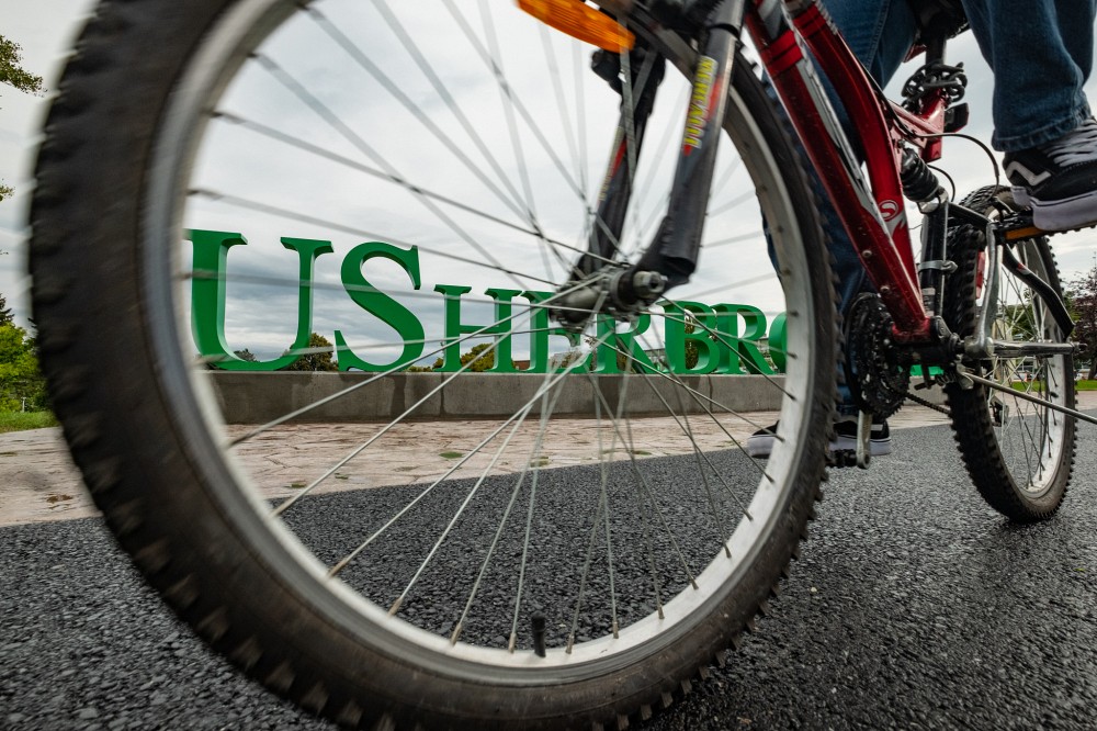Les lettres USherbrooke sont situ&eacute;es &agrave; proximit&eacute; de la piste cyclable, devant l'agora du Campus principal.