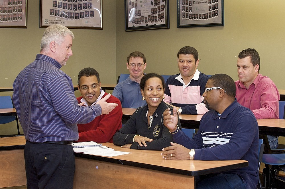 Des membres de la cohorte Paris-Guadeloupe en compagnie d'Alain Tremblay, directeur adjoint du Centre Laurent Beaudoin.