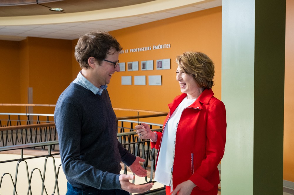 Mme Nemer a profit&eacute; de son passage &agrave; l&rsquo;UdeS pour rencontrer des chercheurs de l&rsquo;Institut Quantique. La voici en compagnie du professeur Alexandre Blais.