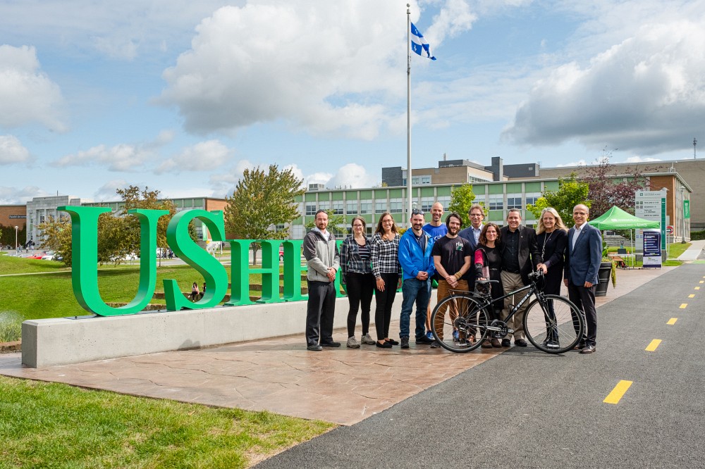 Le nouveau tron&ccedil;on de piste cyclable devant l'agora du Campus principal a &eacute;t&eacute; inaugur&eacute; lors de la Foire de la mobilit&eacute; durable, en compagnie de membres de l'UdeS et des organismes partenaires de Sherbrooke.