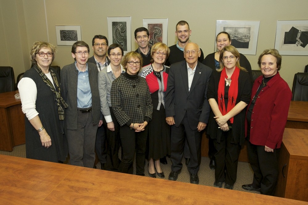 La doyenne Colette Deaudelin entour&eacute;e des solliciteuses et solliciteurs de la Facult&eacute; d'&eacute;ducation.