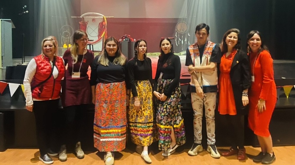Nada Mass&eacute;, Julie St-Laurent, India Neashish-Chilton, Kananish McKenzie, Hillary Nolin, Jacob Hervieux-Bacon, Patricia-Anne Blanchet et Jeanne Cyr-Forgues, apr&egrave;s la repr&eacute;sentation de&nbsp;la pi&egrave;ce de th&eacute;&acirc;tre Ashtam Ntotacinan / Viens nous &eacute;couter, cocr&eacute;&eacute;e dans le cadre de la th&egrave;se de doctorat de Patricia-Anne Blanchet, le&nbsp;8 mai 2023 au C&eacute;gep de Trois-Rivi&egrave;res.