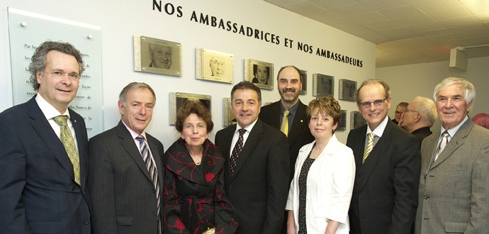 Pierre C. No&euml;l, doyen; Claude Boucher,ambassadeur 2012; Marie Gratton, Jean Pelchat, Ghislaine Rigolt-Beaudoin, Donald Thompson et Claude Thibault, ambassadrices et ambassadeurs; &agrave; l'arri&egrave;re, Jacques Beauvais, vice-recteur &agrave; recherche.
