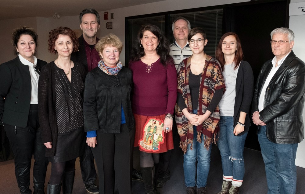 Les membres du comit&eacute; organisateur du Grand Concours litt&eacute;raire entourent les gagnantes de l'&eacute;dition 2017-2018. Dans l'ordre habituel, Anick Lessard, Caroline Dupr&eacute;, Mario Tr&eacute;panier, Suzanne Pouliot, Catherine Ego, Bruno Levesque, Emmanuelle Franc&oelig;ur, M&eacute;lanie Boilard et Andr&eacute; Marquis.