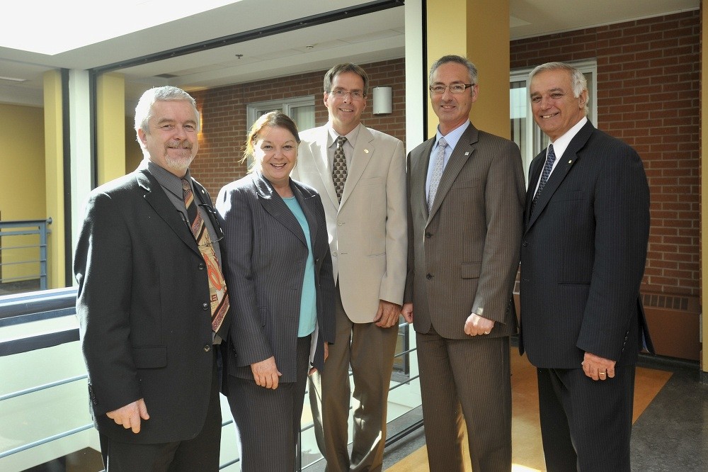 Mario Roy, titulaire de la Chaire d'&eacute;tude en organisation du travail de la Facult&eacute; d'administration; Patricia Gauthier, directrice g&eacute;n&eacute;rale du CHUS; Pierre Latulippe, directeur g&eacute;n&eacute;ral du CSSS du Granit; Carol Fillion, directeur g&eacute;n&eacute;ral du CSSS-IUGS; et Roger No&euml;l, doyen sortant de la Facult&eacute; d'administration.