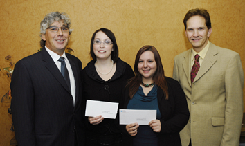 Me Maurice Paré, représentant du district de St-François, les lauréates Catherine Allen-Dénommé et Marie Pier Thivierge, et le doyen de la Faculté de droit, Daniel Proulx.