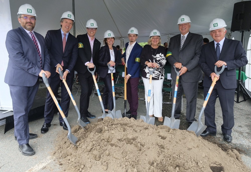 Pr Vincent Aimez, vice-recteur &agrave; la valorisation et aux partenariats, M. Vincent Joli-C&oelig;ur, pr&eacute;sident du conseil d'administration de l'UdeS, Pr Patrik Doucet, doyen de la Facult&eacute; de g&eacute;nie, Mme Sylvie Fontaine, vice-pr&eacute;sidente ex&eacute;cutive, Fonds Achb&eacute;e, M. Mathieu Labelle, pr&eacute;sident de l'Association g&eacute;n&eacute;rale &eacute;tudiante de g&eacute;nie, Mme Huguette Fontaine, donatrice,&nbsp;M. Jean-Louis Fontaine, donateur, et M. Guy Pelletier, vice-pr&eacute;sident de La Fondation de l'UdeS.