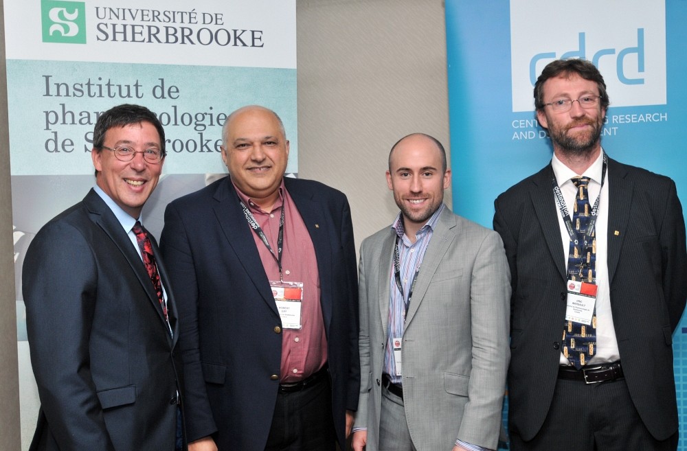 Le Pr Jean-Pierre Perreault, vice-doyen &agrave; la recherche, le Pr Robert Day, chercheur &agrave; l'IPS et&nbsp;membre du D&eacute;partement de chirurgie et service urologie de la FMSS, le Dr Sam White, directeur associ&eacute; recherche au CDRD et le Pr &Eacute;ric Marsault, directeur de l'IPS lors de l'annonce du 29 septembre.