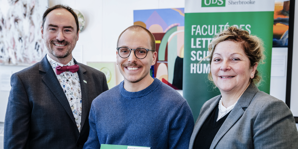 Le Prix facultaire de la meilleure th&egrave;se a &eacute;t&eacute; remis lors de la Semaine de la recherche 2026 de la Facult&eacute; des lettres et sciences humaines.De gauche &agrave; droite : Pr&nbsp;Beno&icirc;t Grenier, directeur de la th&egrave;se; Rapha&euml;l Bergeron-Gauthier, r&eacute;cipiendaire du prix; Pre&nbsp;Anick Lessard, doyenne de la FLSH.