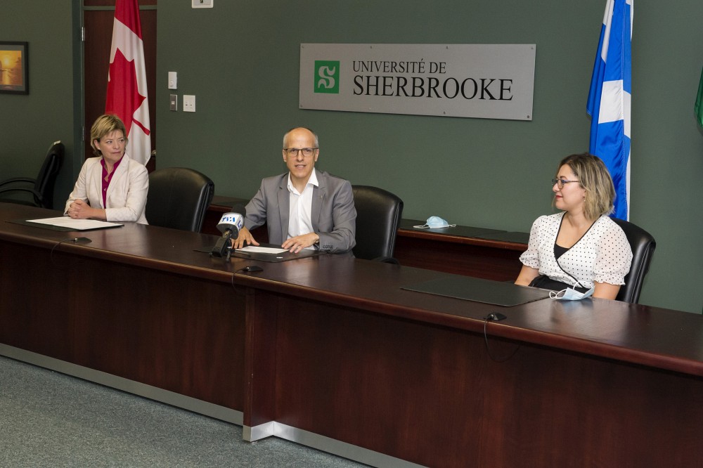 Un point de presse a eu lieu le 14 juillet pour l'annonce des chaires de recherche du Canada. Sur la photo, la d&eacute;put&eacute;e f&eacute;d&eacute;rale &Eacute;lisabeth Bri&egrave;re; le recteur de l'UdeS, le professeur Pierre Cossette; et la professeure In&egrave;s Esma Achouri, titulaire d'une des 4 chaires annonc&eacute;es.