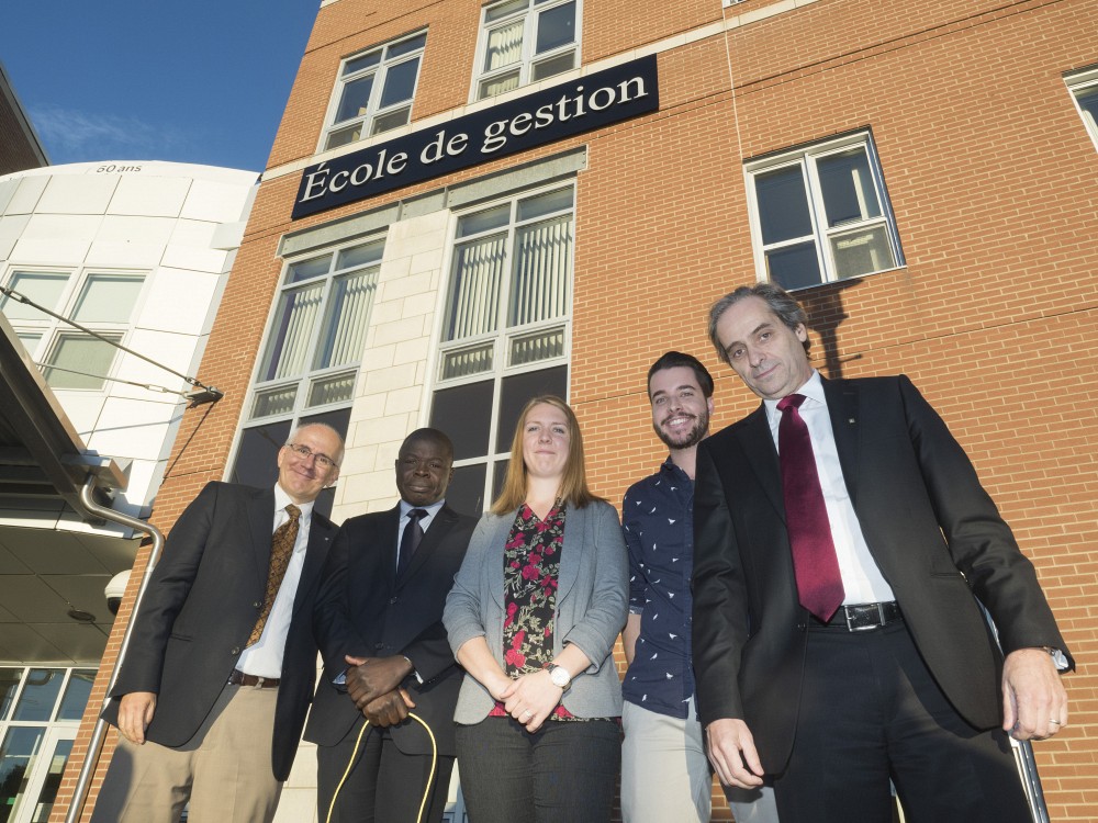 Pr Martin Buteau, vice-recteur aux ressources humaines et financi&egrave;res de l'UdeS. Fid&egrave;le Ndjoulou, repr&eacute;sentant du 3e cycle, Krystel Perreault, repr&eacute;sentante du 2e cycle, Pierre-Antoine B&eacute;langer, repr&eacute;sentant du 1er cycle, Pr Fran&ccedil;ois Coderre, doyen de l'&Eacute;cole de gestion. &nbsp; 