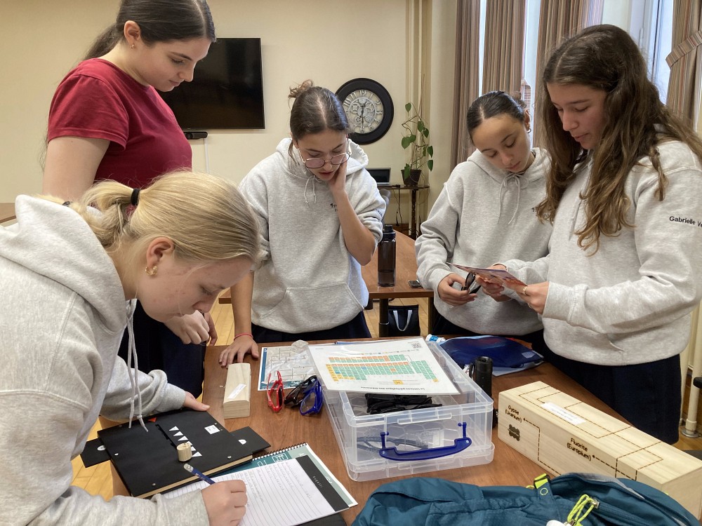 &Eacute;tudiantes qui r&eacute;alisent l'activit&eacute; Avantage quantique