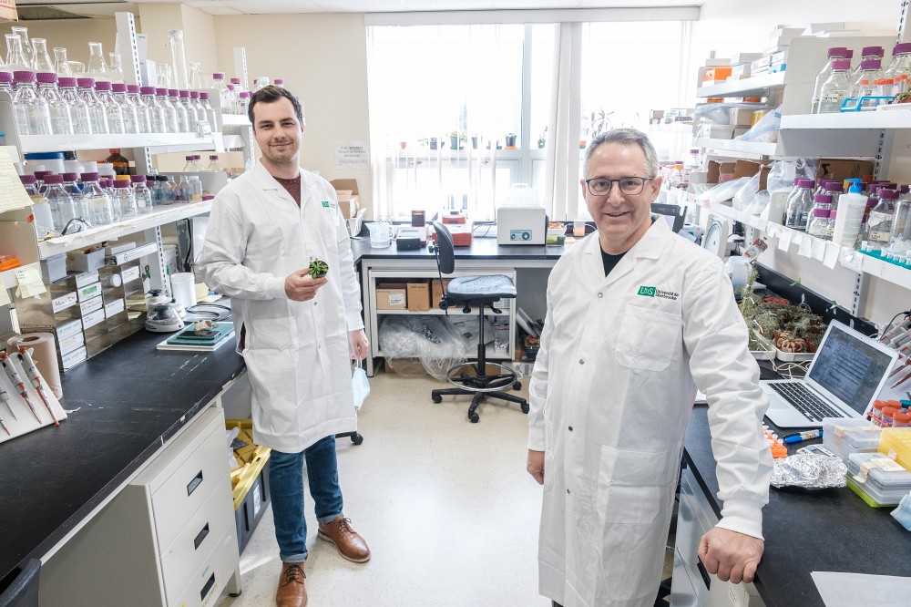 Le professeur Peter Moffett et Charles Roussin-L&eacute;veill&eacute;e, &eacute;tudiant au doctorat