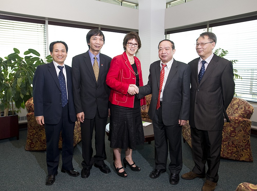 La rectrice Luce Samoisette, accompagn&eacute;e de Nguyen Dinh Minh et de Bui Duy Cam, de l'Universit&eacute; de Hanoi (&agrave; gauche), ainsi que de Nguyen Dang, vice-pr&eacute;sident de la province de Quang Binh, et de Pham Van Cu, codirecteur du projet GEODEVLOC.