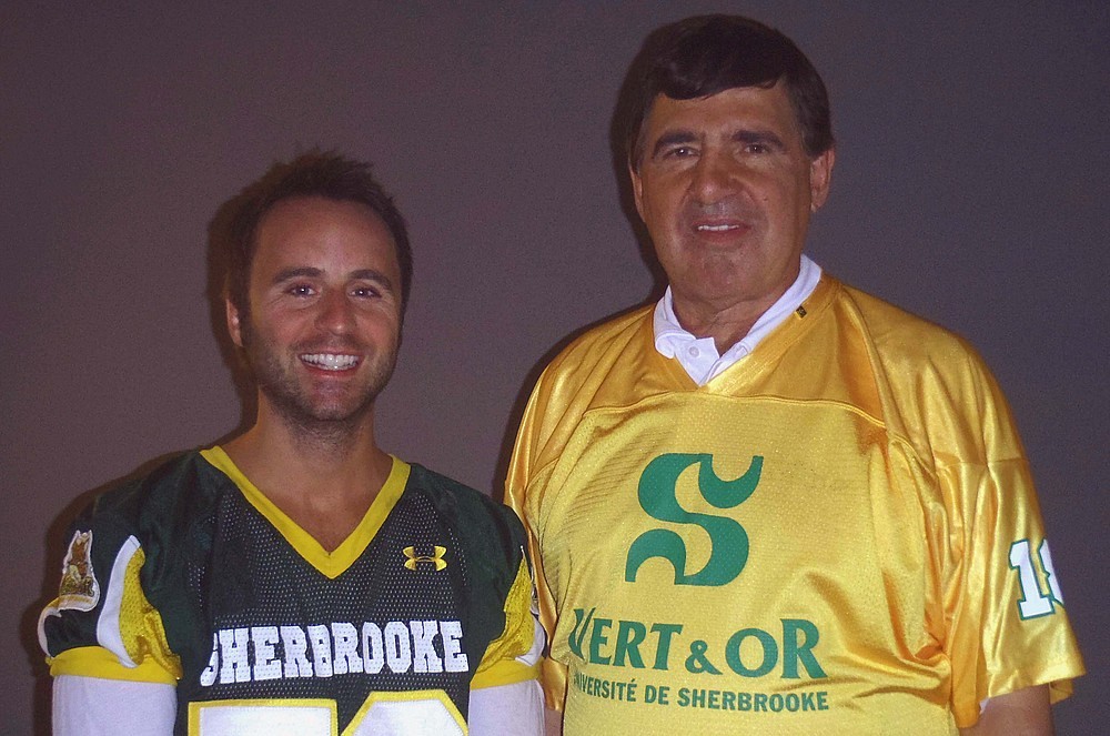 Le populaire humoriste Louis-Jos&eacute;e Houde, ici acccompagn&eacute; du pr&eacute;sident de la Corporation &eacute;tudes-sports de l'Universit&eacute; de Sherbrooke, M. Serge Savard, sera en spectacle &agrave; Sherbrooke le 25 avril prochain.